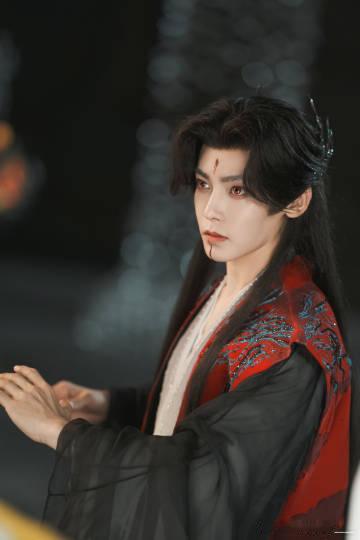 又见侯明昊战损妆 侯明昊的战损妆看似破碎，却又在细节中展现出一种独特的美感，仿佛