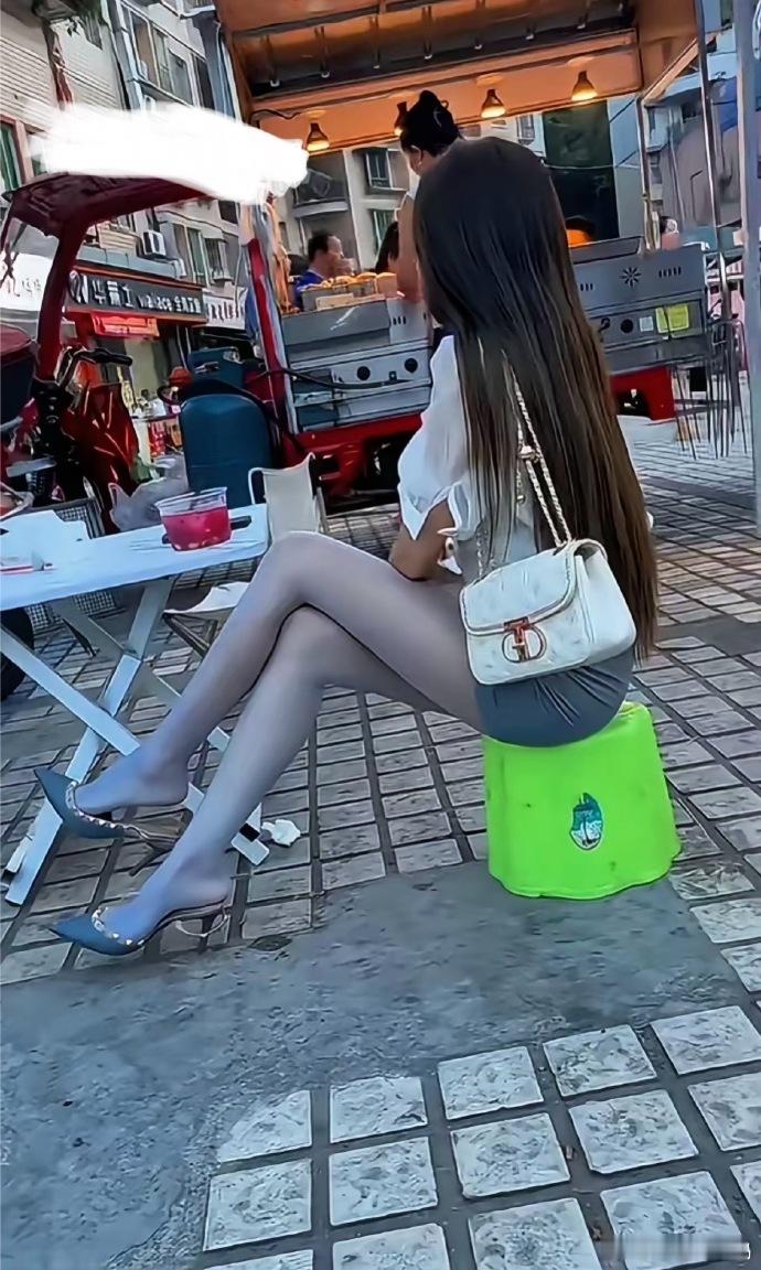 街头巷尾，偶遇惊鸿。本以为平凡路边摊，却现绝美佳人，如繁星落凡尘，点亮这市井烟火