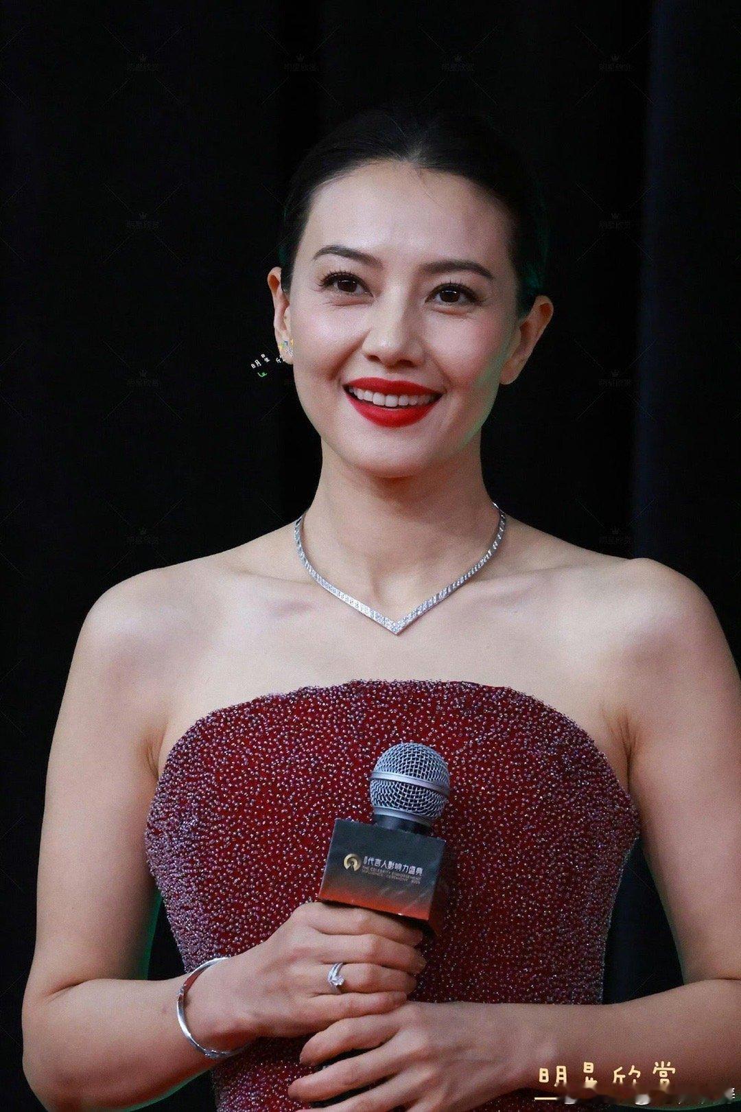 46岁高圆圆怼脸皮肤状态 看到高圆圆我悟了：年龄真的只是数字！胶原蛋白满满，眼角