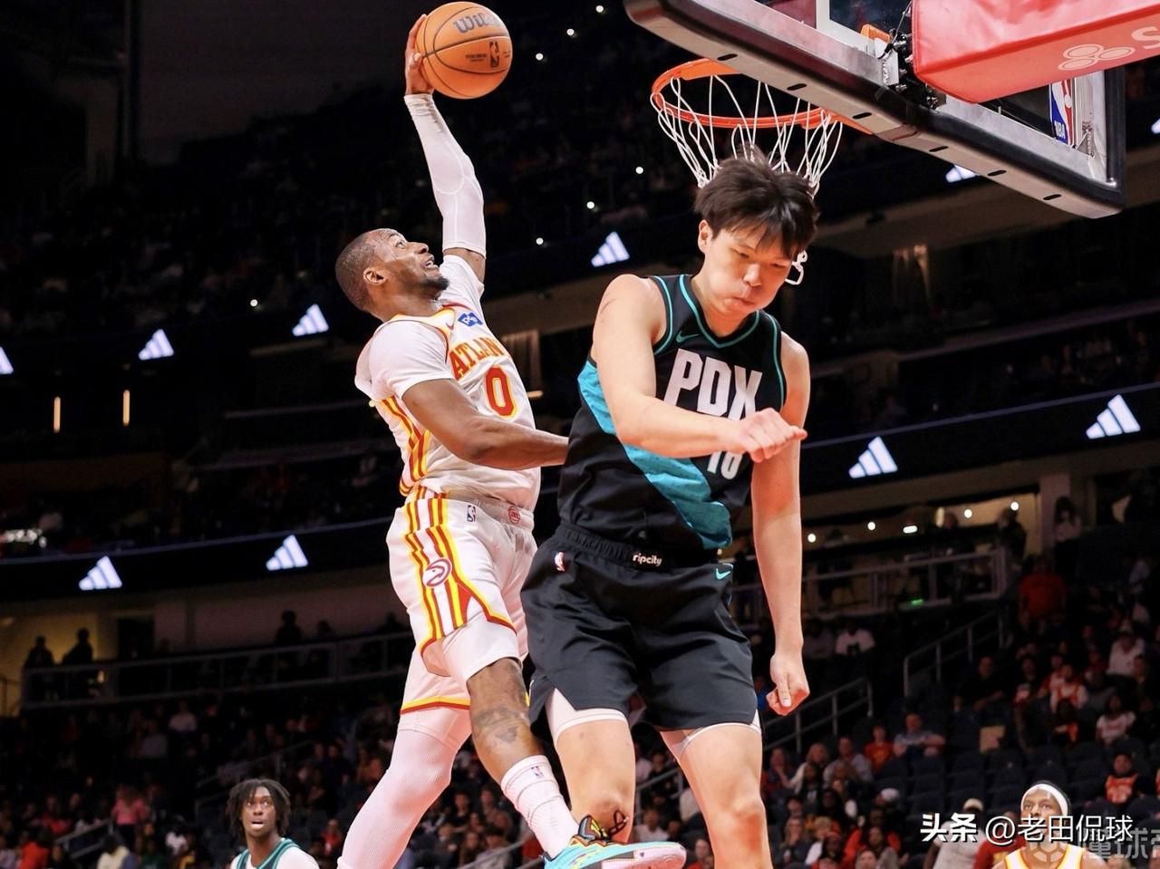 隔扣杨瀚森成了库明加的名场面…3月2日的NBA常规赛中，库明加在对阵波特兰开拓者