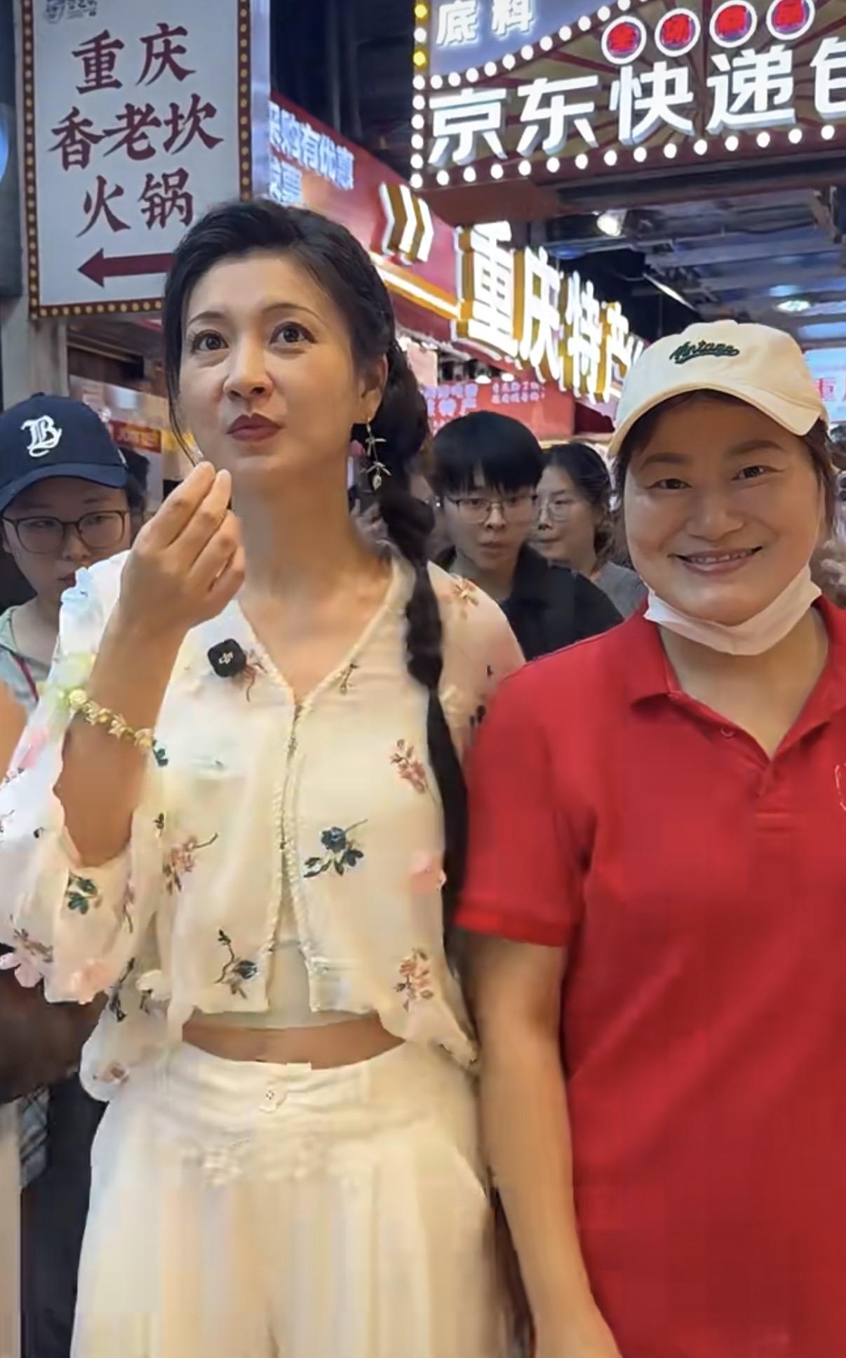 眉姐姐在重庆观音桥好吃街逛吃怪味胡豆，这应该是重庆的特产了，眉姐姐生图皱纹还是很