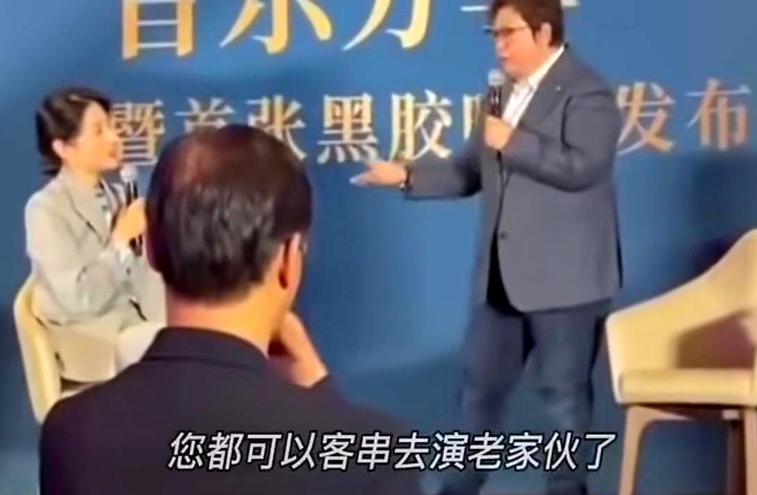 台上那一下，韩红把话说得太直了：周涛都能去客串“老家伙”，那自己为什么不能顺手客
