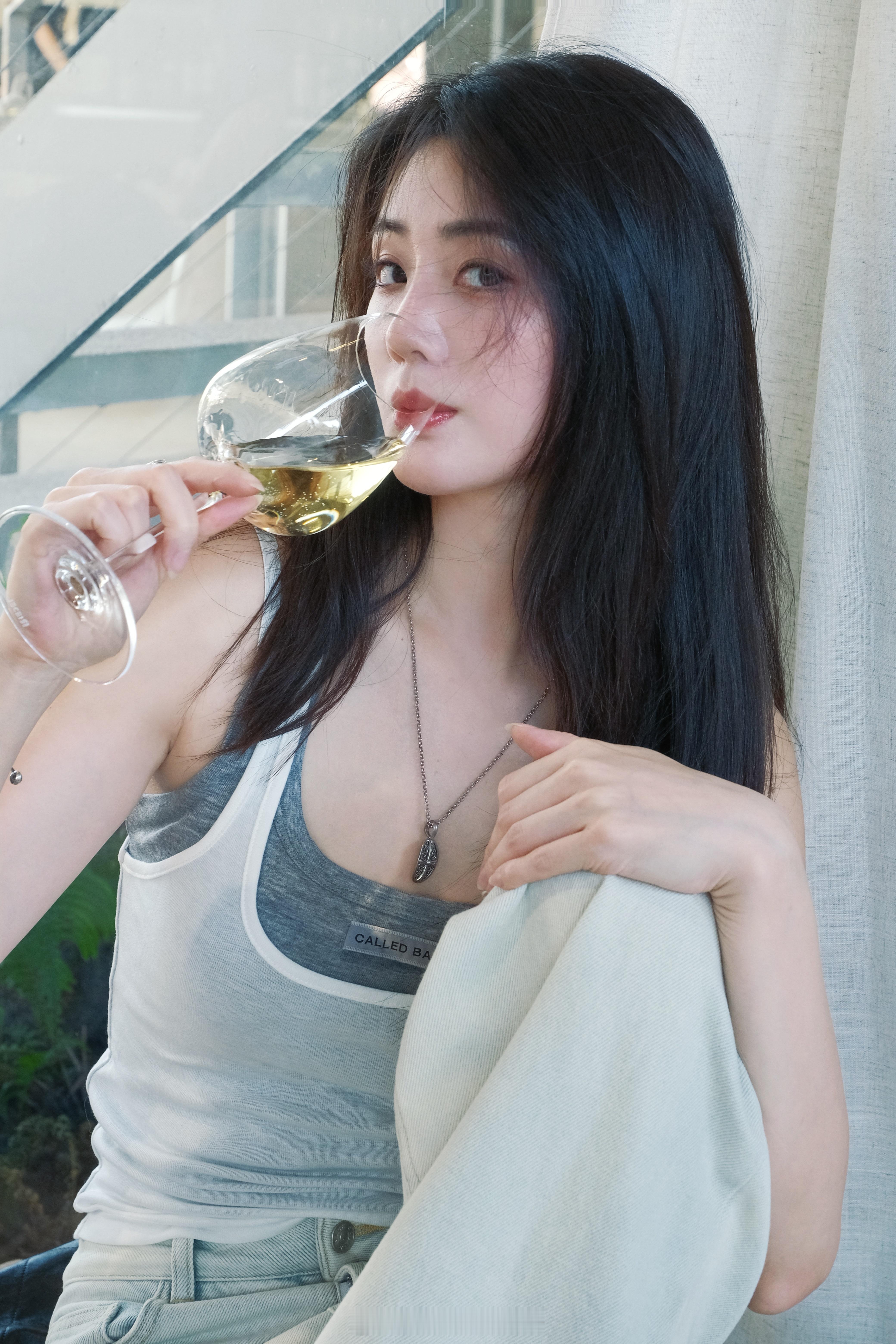 如何优雅的把车扔给摄影师开只需要默默的点一杯酒✌🏻 ​​​