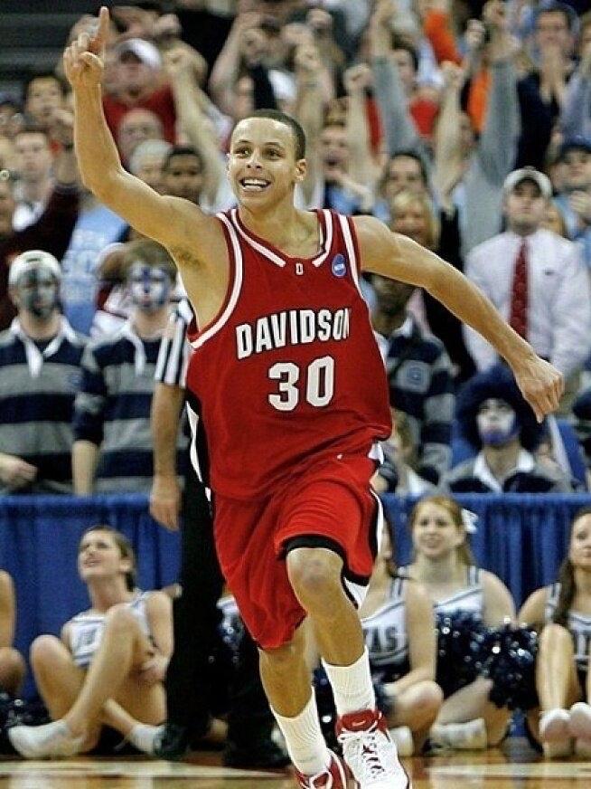 问了一下老公库里是谁，
为啥老是穿30号球服，
他白了我一眼，继续教我怎么查球赛