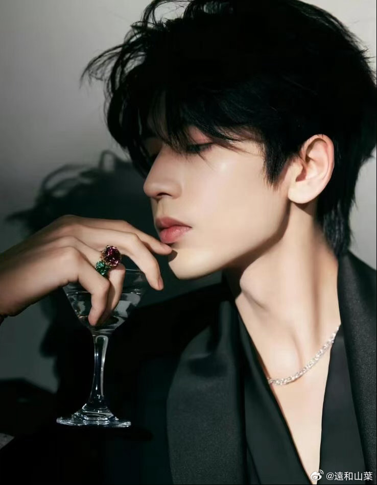 张凌赫硬曲配帅脸氛围感直接拉满！动感曲调遇上张凌赫出众颜值，卡点镜头张力十足，帅