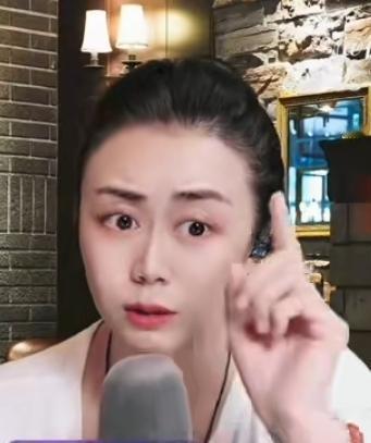 媛媛讲明年嘉年华比赛的压力不小，每年这场比赛都竞争激烈，有实力的主播参赛不说，还