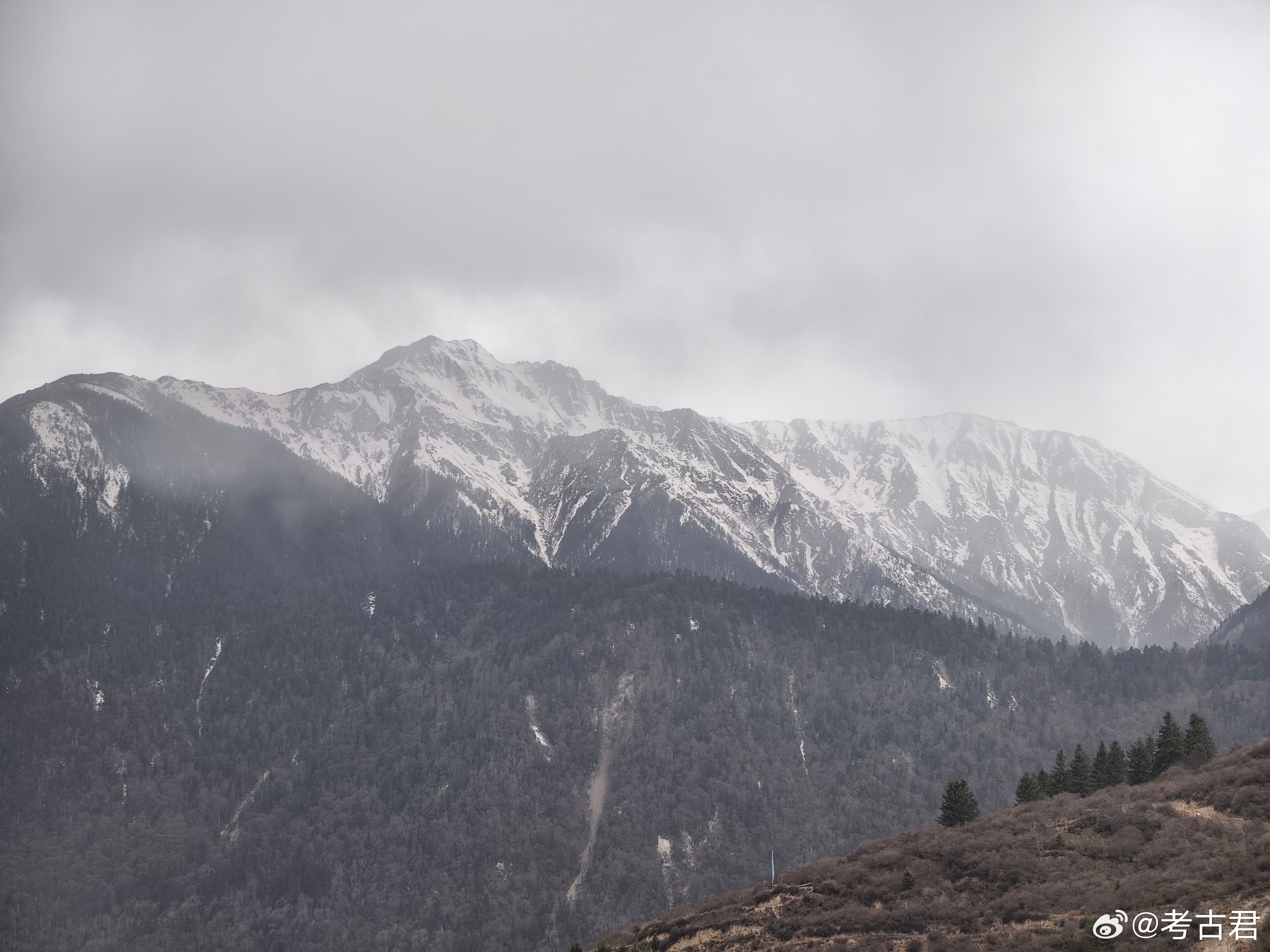雪山下的遗址。不知道5000年前，生活在这里的古人，看到这么雄伟的雪山，是不是与