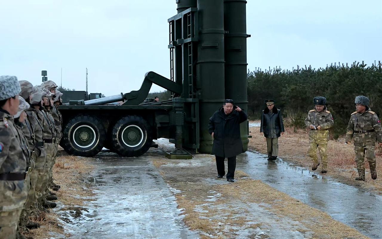 金正恩同志观摩新型高空远程防空导弹试射