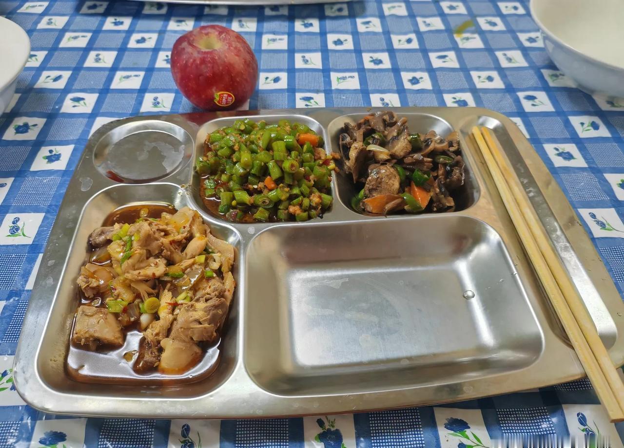 在狭小的船舶生活中，保持房间整洁不仅关乎个人习惯，更是船员职业素养的体现。
近年