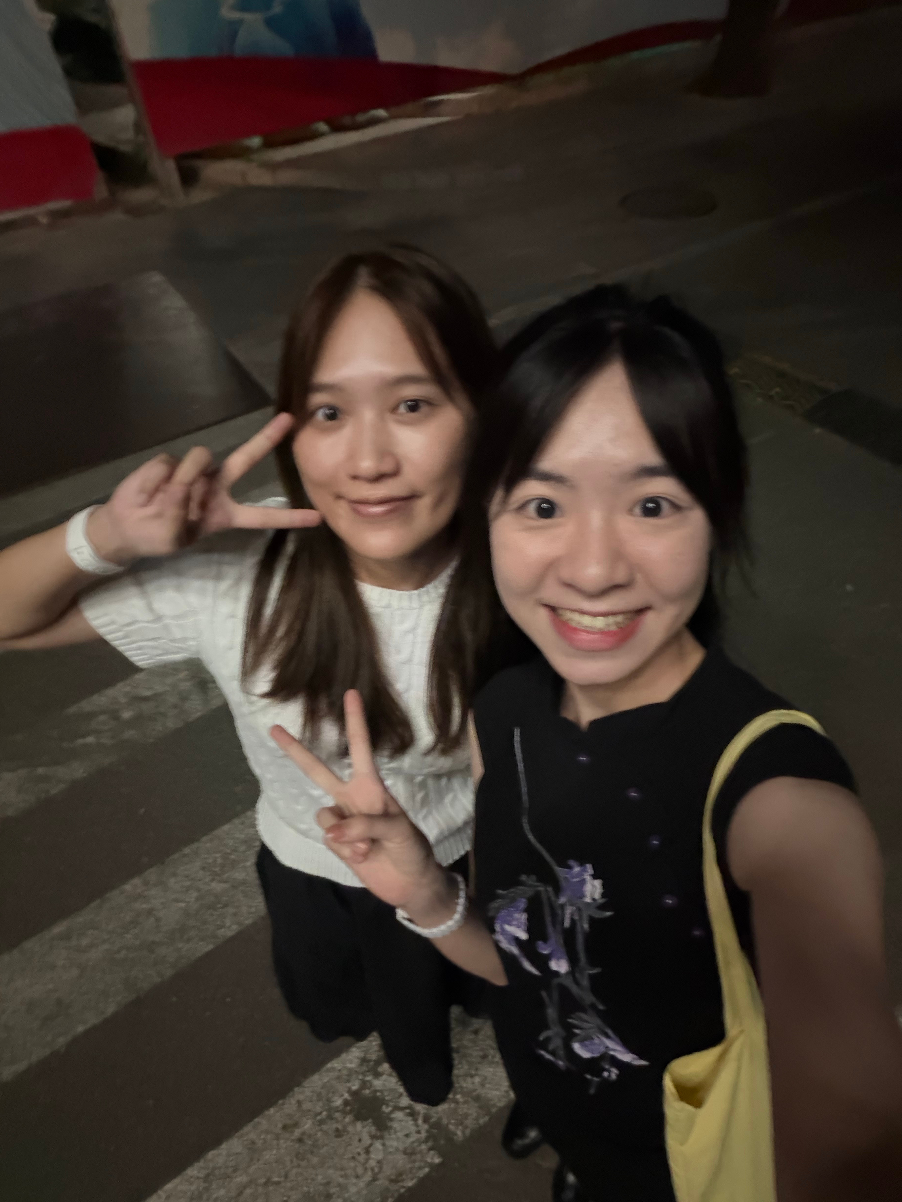 北京出差第一天白天开了n个会晚上跟美女逛北京的大学超过10年还联系的朋友是纯真爱