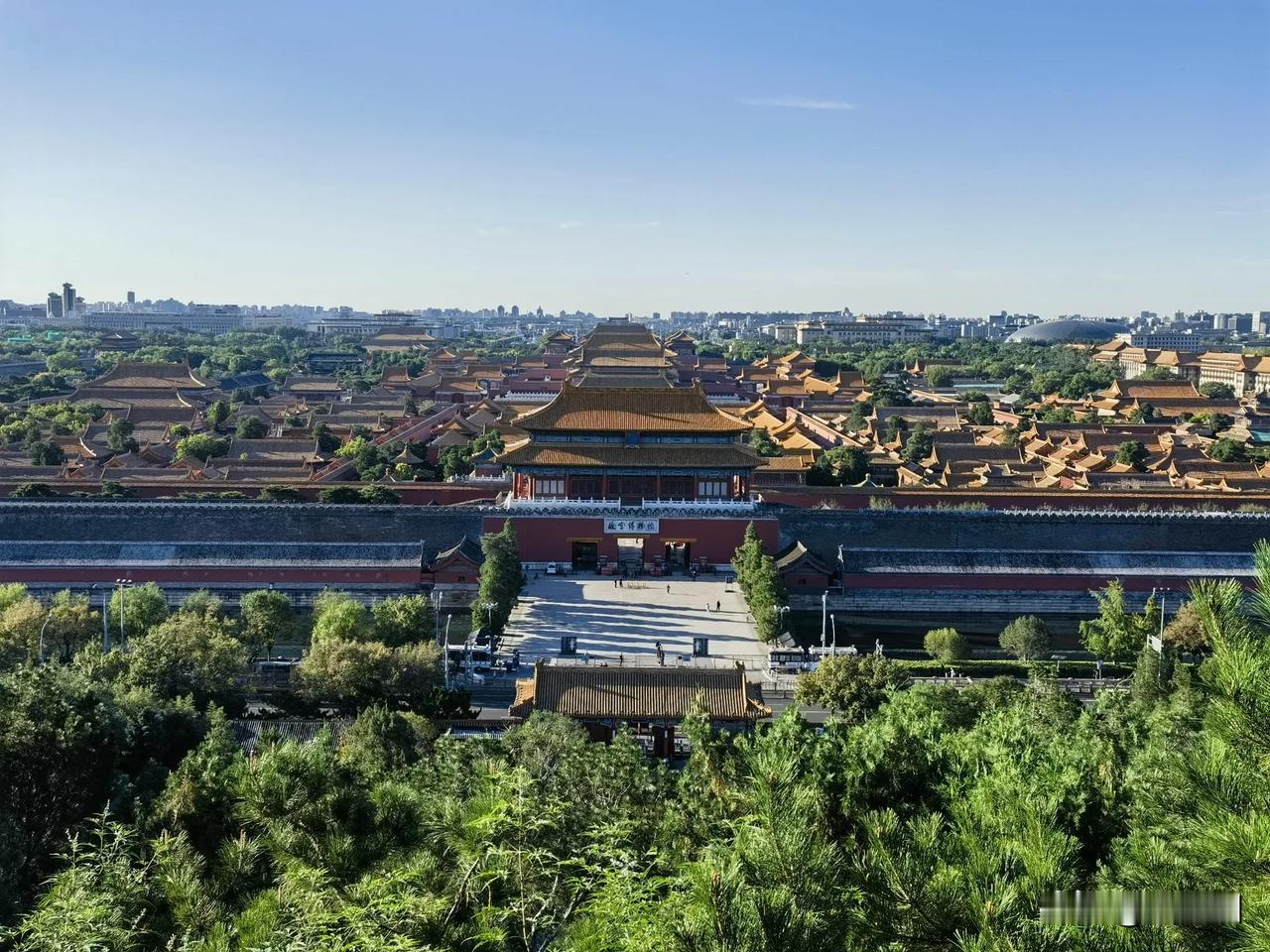 秋高气爽，天高云淡，奔赴景山，登上万春亭，视野开阔，环视京城，俯瞰故宫，远眺CB
