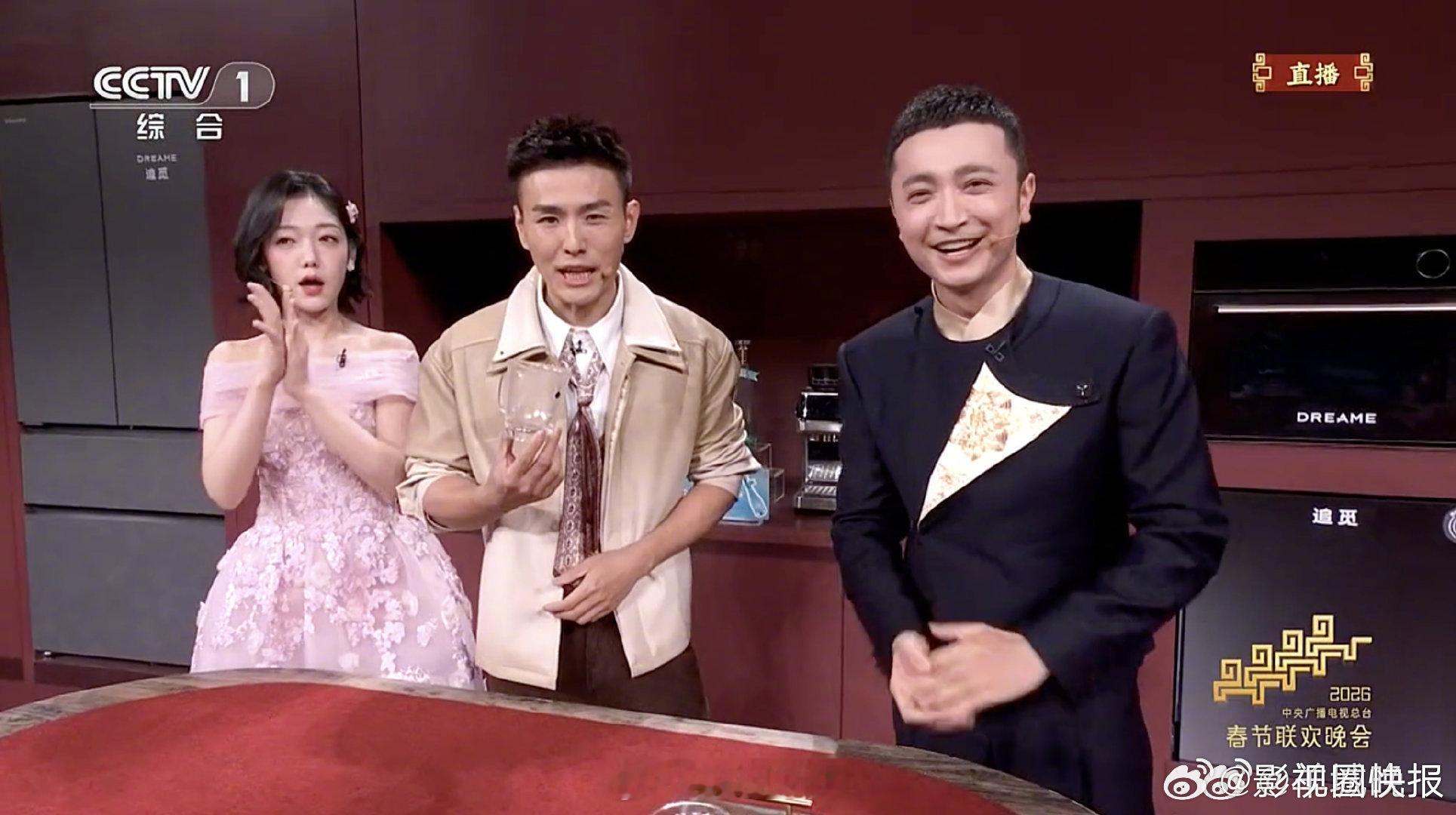 希林娜依高戒指到底拿出来了吗希林娜依高你是懂配合的，你是懂当托的，想问最后戒指你