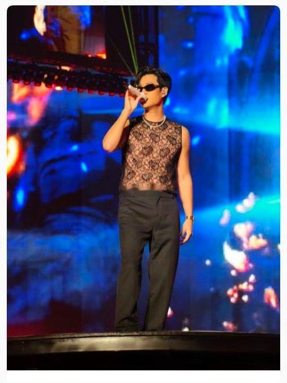 周兴哲唱歌脖子上不能有布料 谁懂这个笑点！周兴哲唱歌脖子上不能有布料，高领一穿就