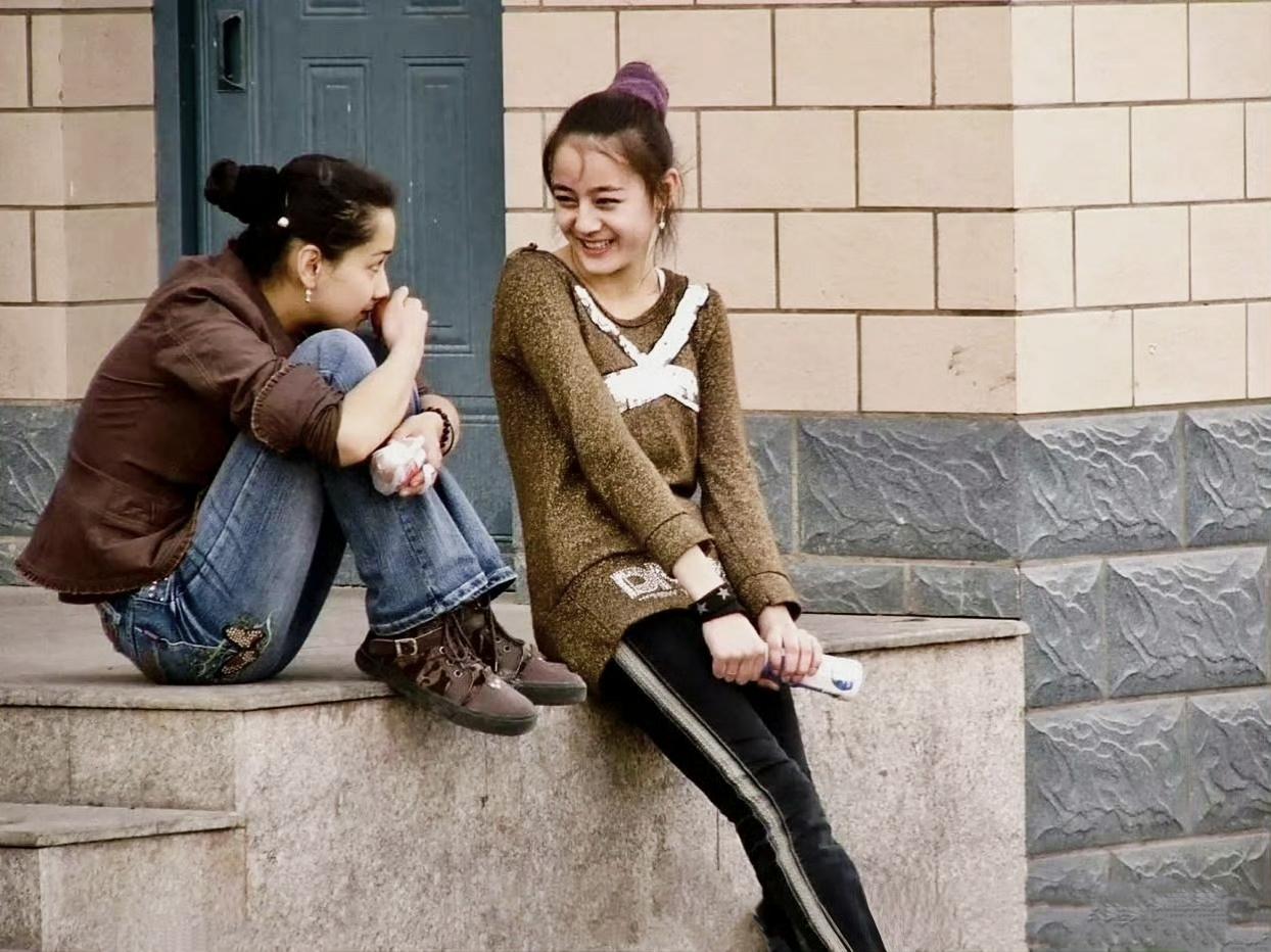 令人心生好奇啊！曾经两个春春美少女闲坐在石阶上畅聊，也许是在憧憬着未来的一切美好