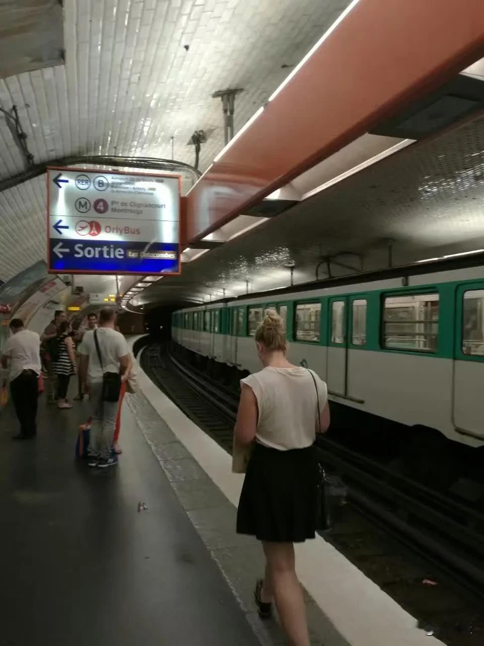 我拍摄的法国🇫🇷
巴黎地铁
这里很多地铁都没有空调
如果觉得热就开窗户[思考