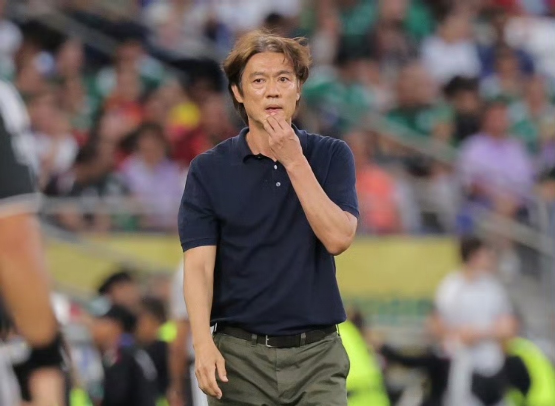 韩国餐厅打出洪明甫禁止入内标语理解球迷的愤怒，韩国出局洪明甫确实难咎其责，洪明甫
