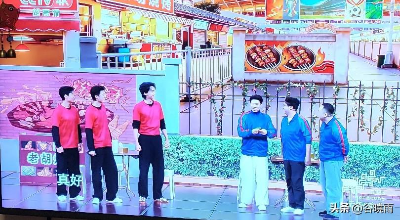 足球是回暖了，蓝皮儿和红皮儿都上央视元宵节晚会了。
这是2026年央视元宵节晚会