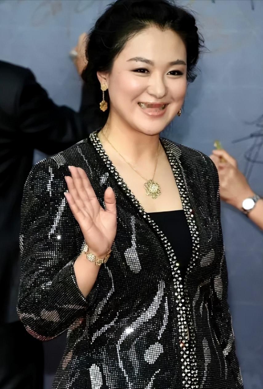 [微风]2008年《潜伏》开拍，沈傲君和孙红雷拍完吻戏后，她悄悄地对导演说：我给