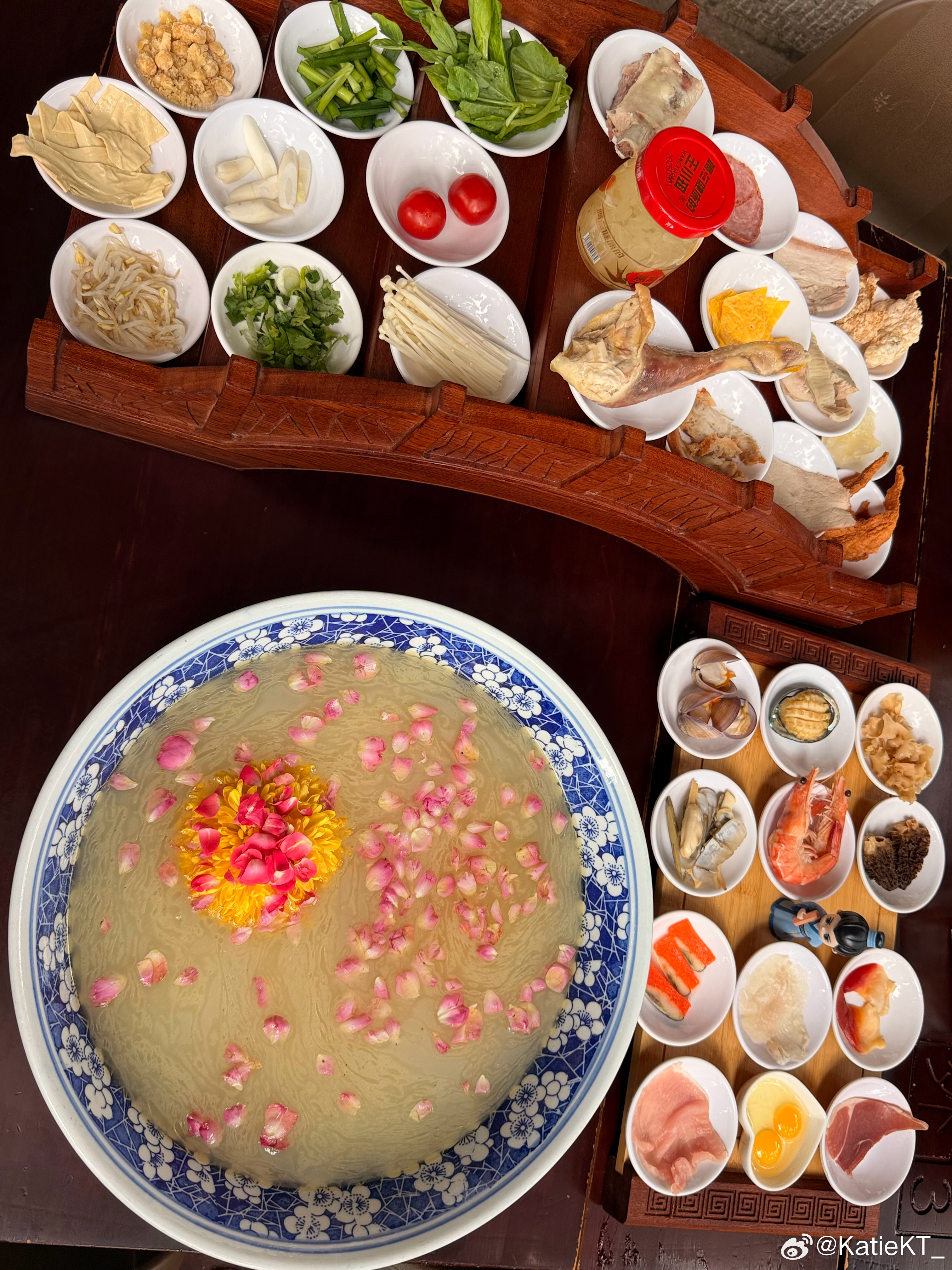 来蒙自吃最正宗的过桥米线🍜，确实可以。  ​​​
