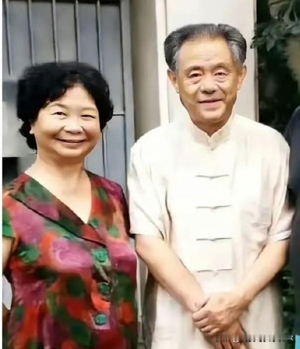 文博圈里的一封信，
抖出了几十年的旧事。
徐湖平在1996年写下的信，现在被人翻