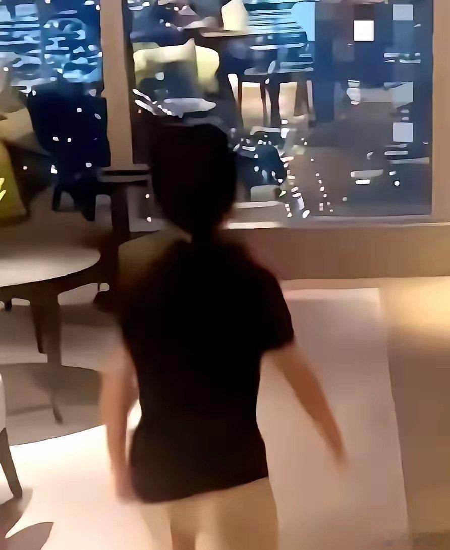 汪小菲与大S离婚后，儿子小箖箖依旧活泼可爱，这得益于汪小菲的教育方式。​​1. 