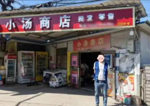 2024年，湖南一男子开着豪车来路边买烟，因懒得下车叫喊老板娘，拿两条2000多