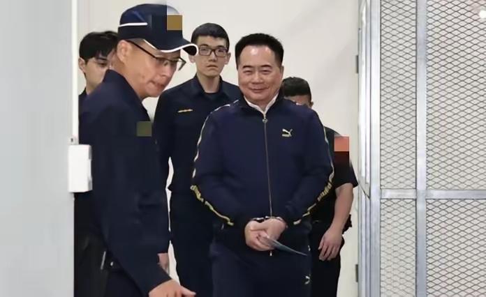 蔡正元戴手铐，微笑上车，前往服刑！蔡博士加油！