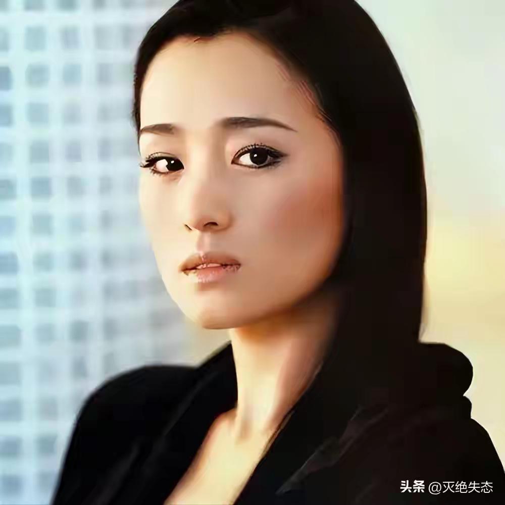 巩俐：霸气十足的国际巨星，至今无人超越。早年的姐姐，父亲相继离世，如今60岁身边