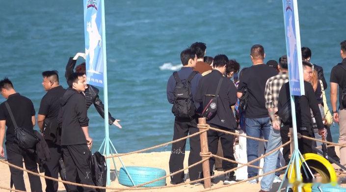 丁程鑫冲刺式比心 你好星期六 你好星期六全员团建路透 瞧这全员团建路透，小丁合照