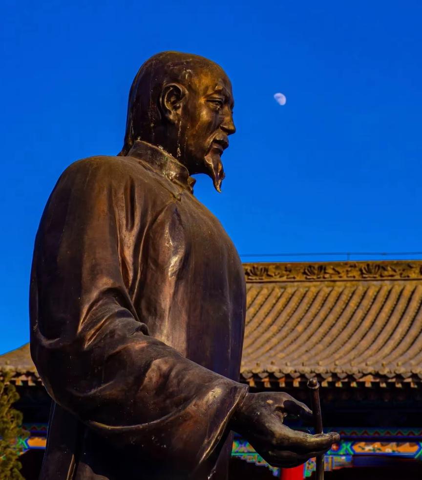 大臣死后被民间供奉为神本是美事，而要是和一些上不得台面的神被供奉在一起，那就有点