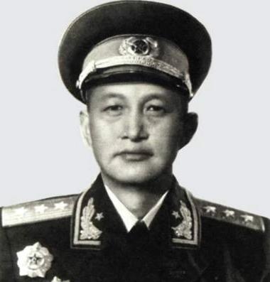 1946年 ，洪学智因为部队缺吃少穿犯难，一个国民党军需官找上了门！
1946年