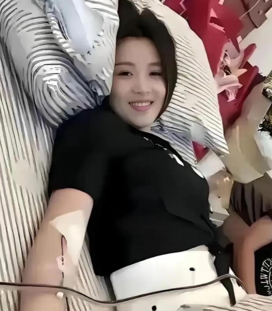 浙江一28岁女孩无偿捐献骨髓，救了一名15岁白血病男孩。没想到，男孩康复后见到她