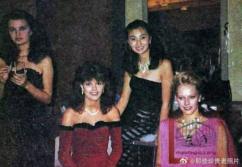 1983年张曼玉在英国参加世界小姐选美比赛与各国小姐合照 
