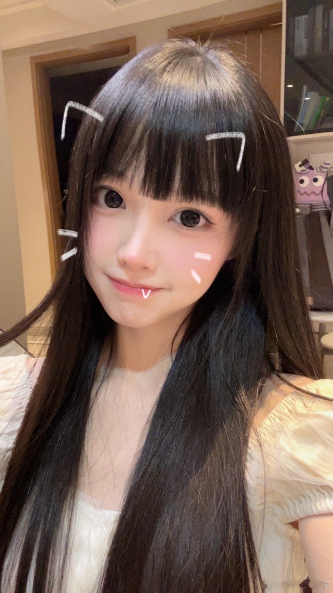 喵 睡觉，我卫生间的门坏了，但刚好留了个可以过人的缝，于是我每天都这样……进出 