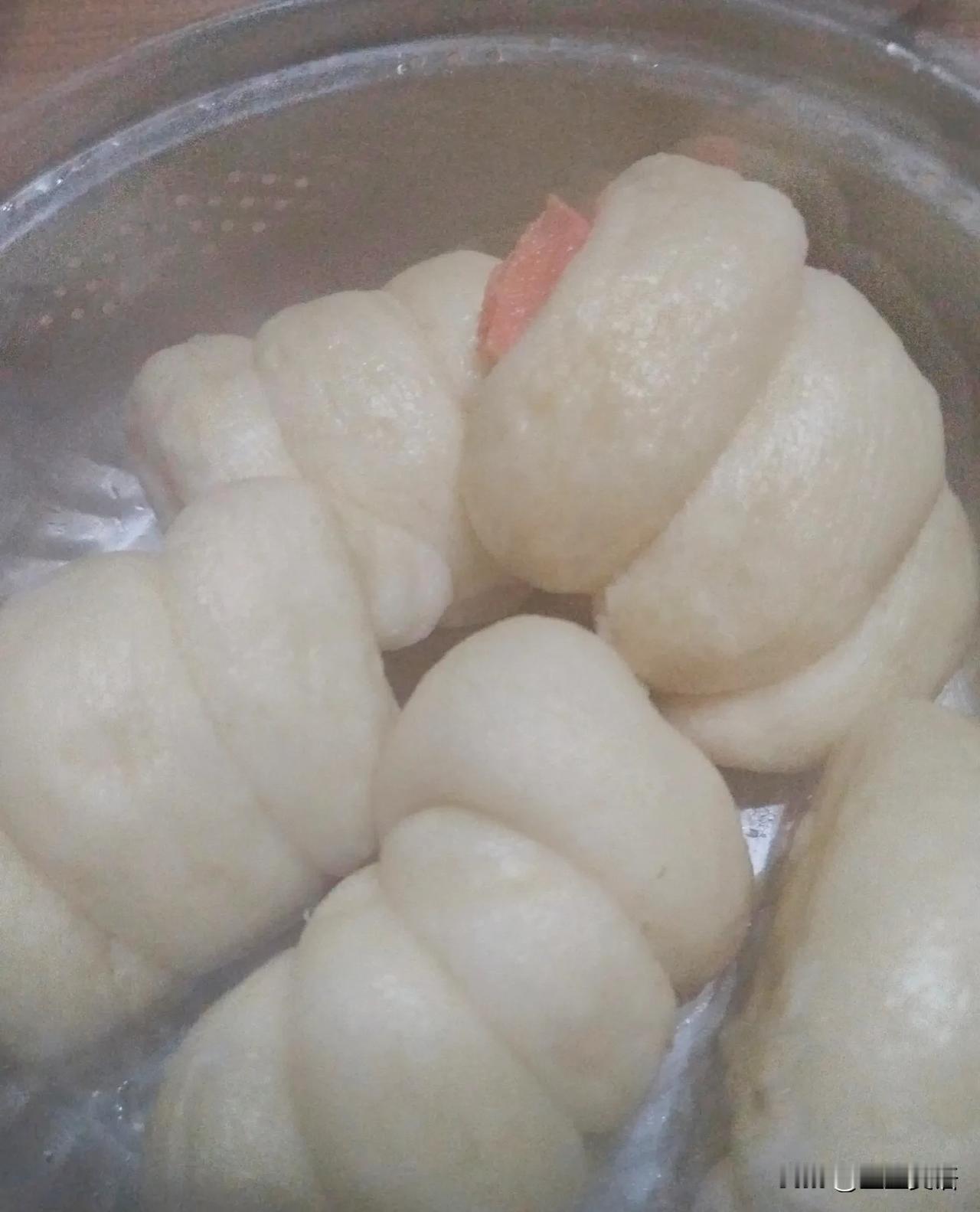 家庭主妇做面食，不光孩子爱吃，老公更爱吃，省钱美味又健康。

今日晚餐，吃火腿肉