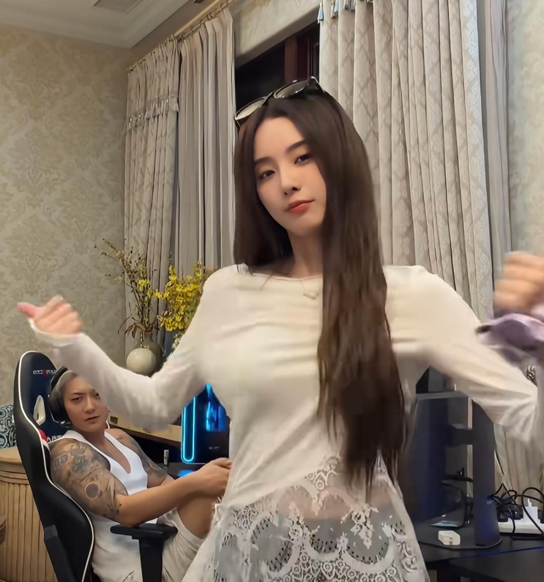 看她的那个恋爱脑老公看着他她一脸宠溺！
说实话长的确实漂亮，这个角度看过去长的竟
