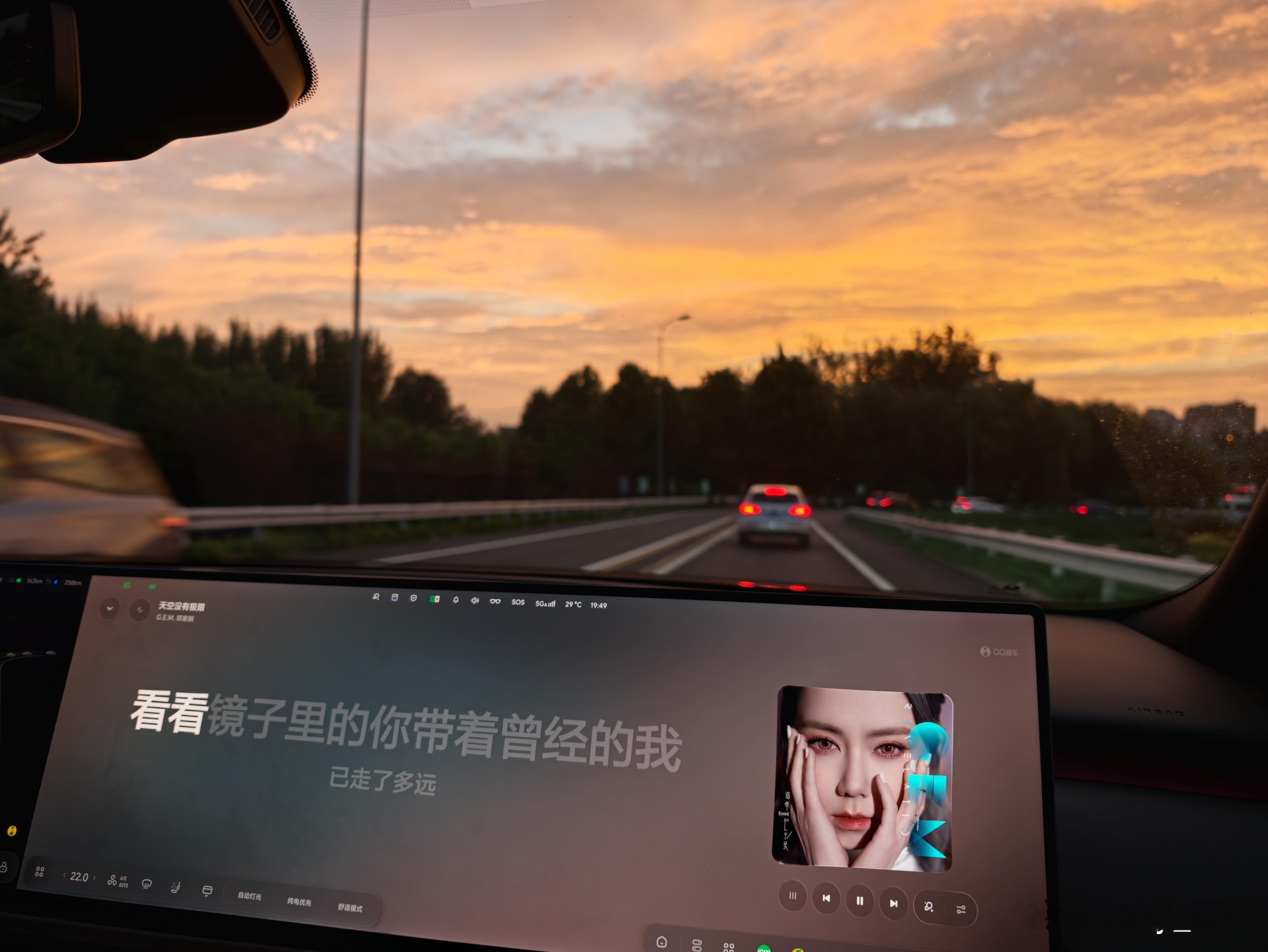 买车的欲望已经到了极致我觉得有辆自己的车，确实能给生活带来不少幸福感。每天上下班