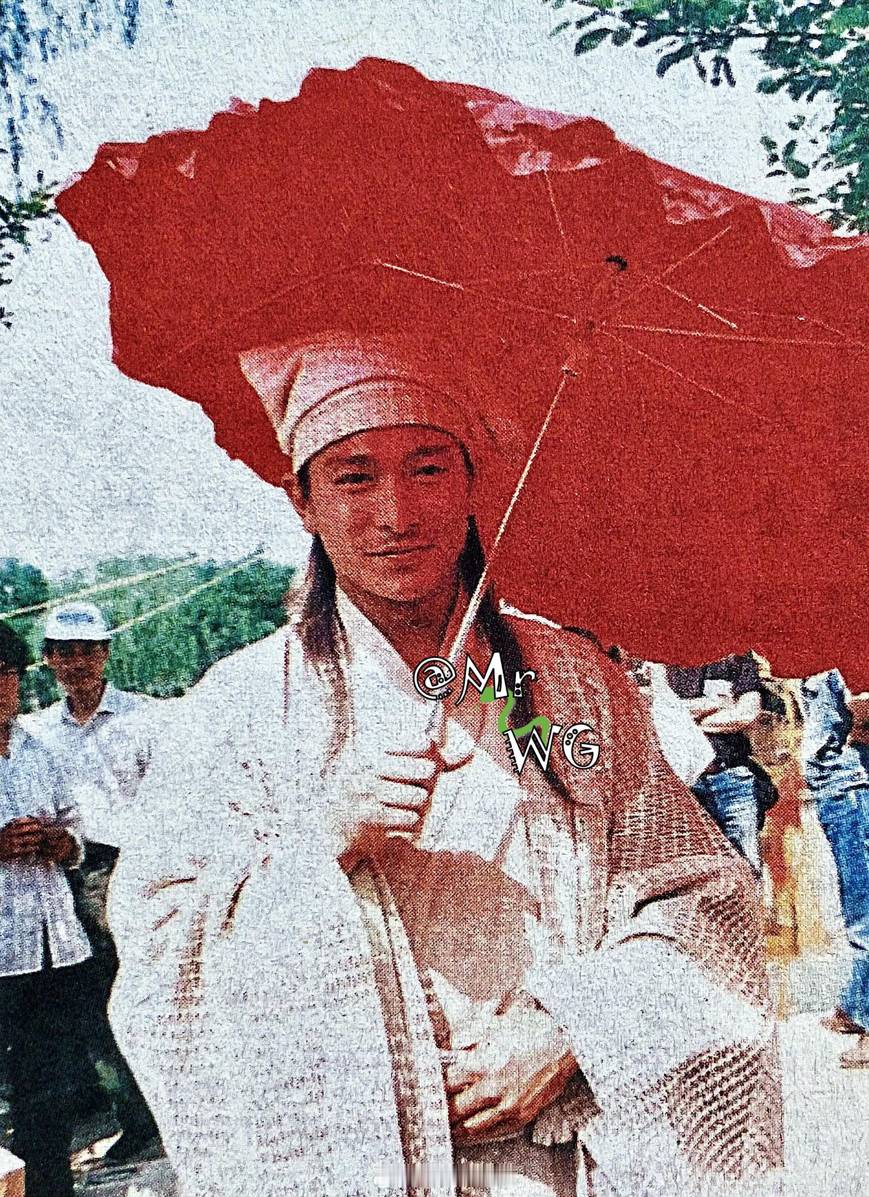 刘德华[超话]独家扫描 悠闲地撑起遮阳伞，多帅一公子哥啊，当年华仔想演法海、所以