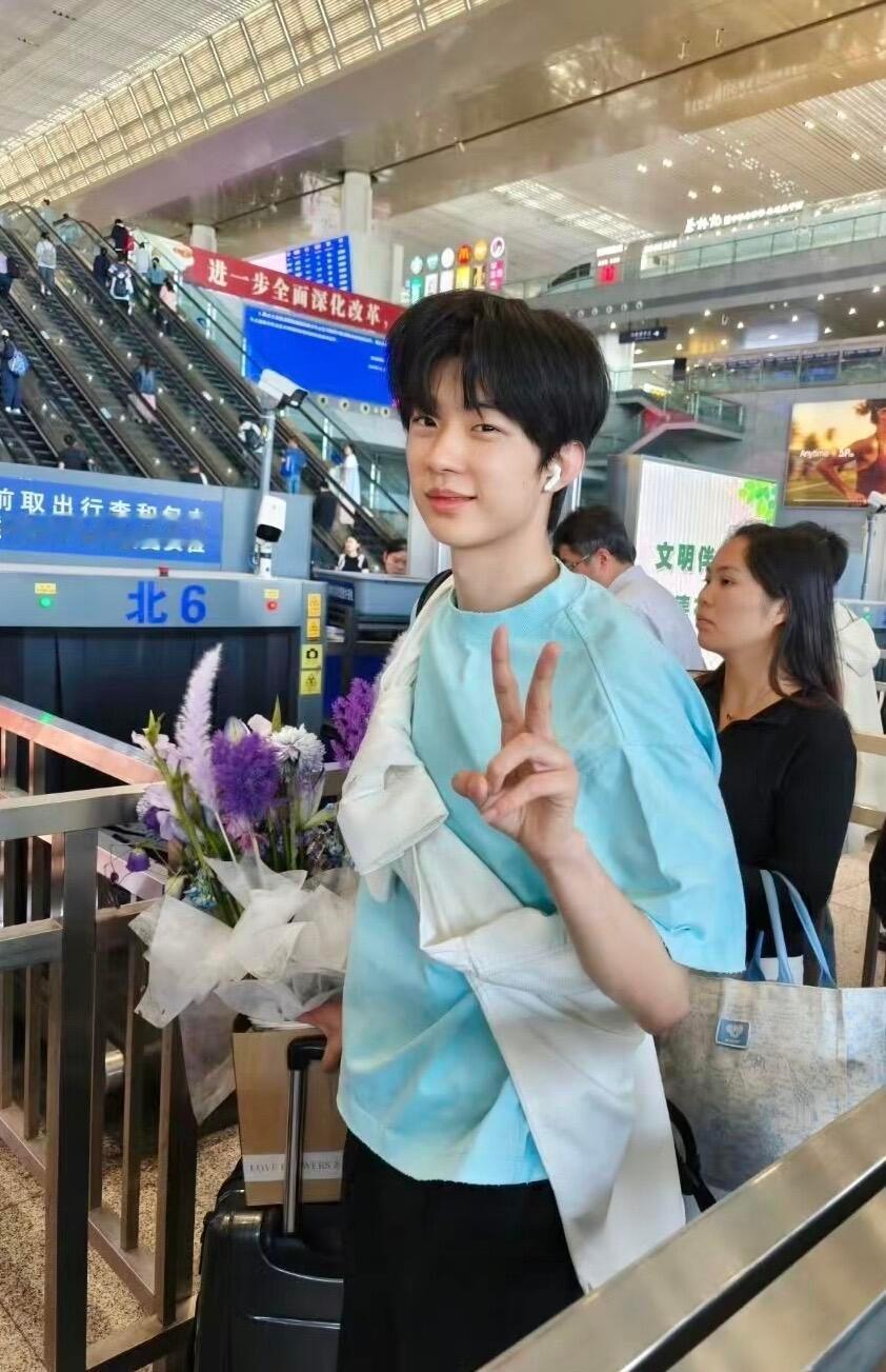 看得出来李嘉凯很喜欢这束花了带着这个花一路都在被偶遇我真不行了神父真的没有第一次