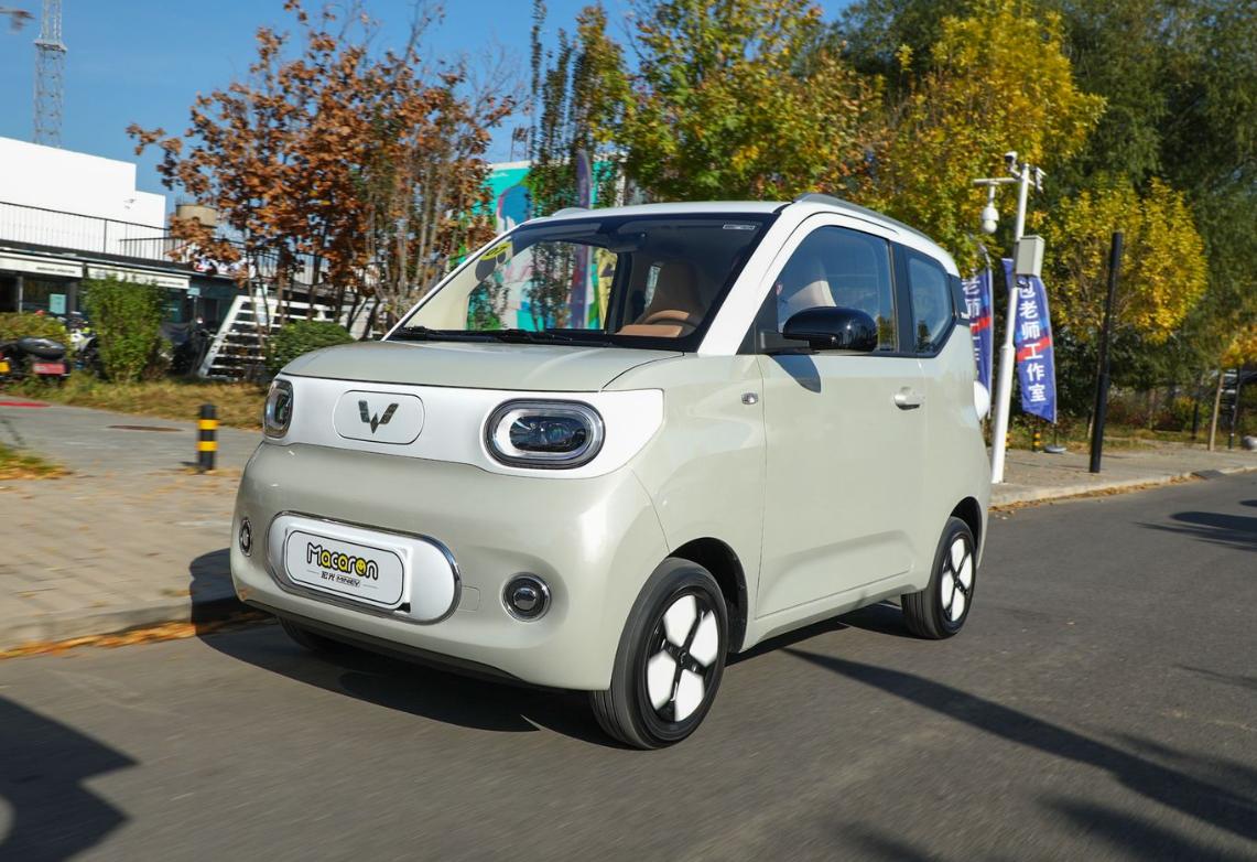 小型代步车王者还得看宏光MINIEV，新款不足5万续航215km，比长安Lumi