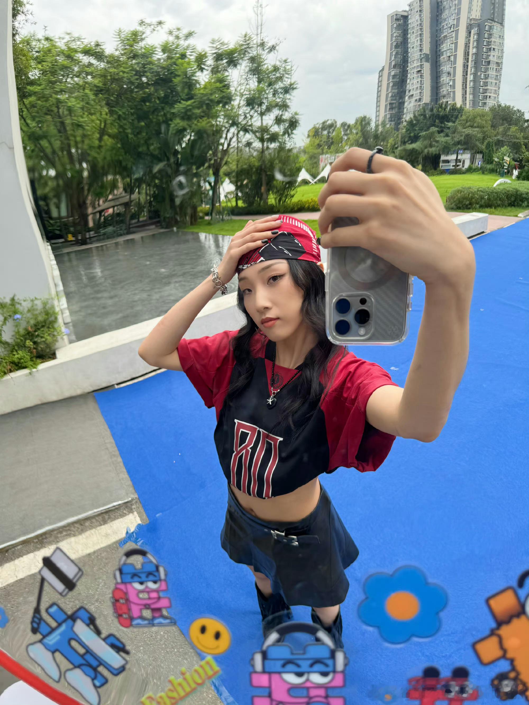 #Yamy好漂亮的竖脊肌#Ymay穿着黑红色露腰上衣，完美展现了竖脊肌，还有完美