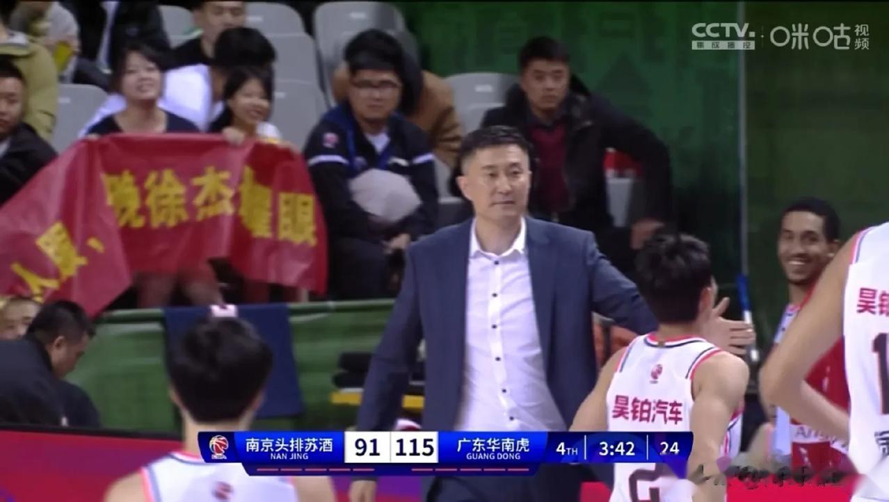 徐杰，全世界最好的“空间性中锋”，没有之一！广东宏远14分大胜南京同曦，此役徐杰