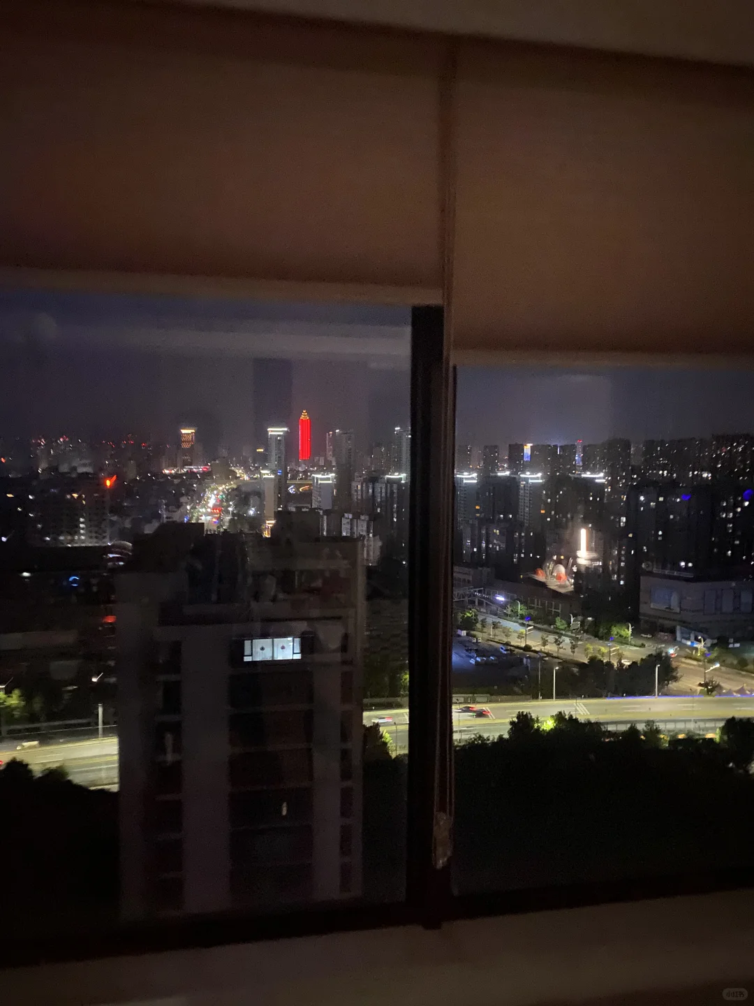 喜欢夜景的窗外