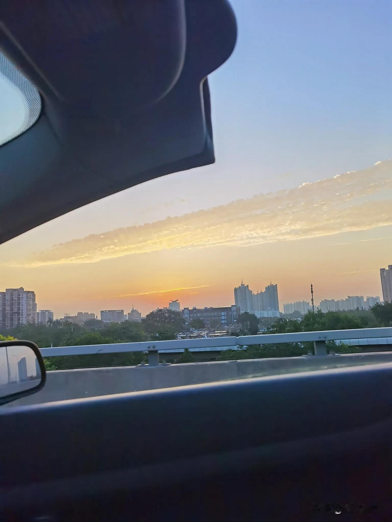 晨光破晓
北京的这个天气，早晨开敞篷还有点冷了。#早晨太阳给力# #在清晨等太阳