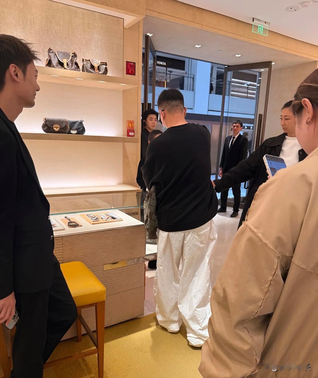 55岁孙红雷和老婆在北京商场逛奢侈品店，一帮工作人员为他们服务。孙红雷的身材看起