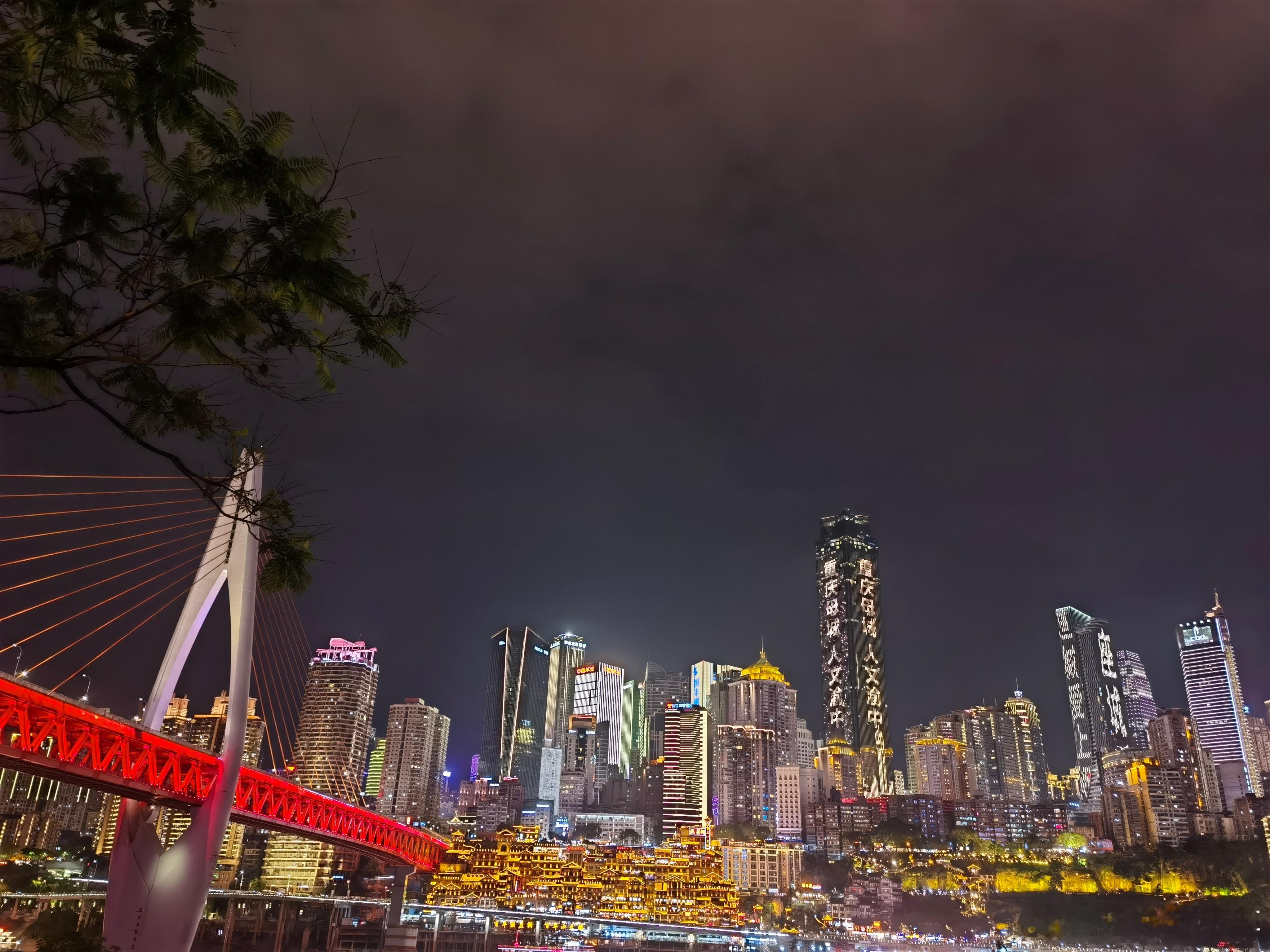 一座城市气质，取决于建设这座城市的人。你看，重庆就是浪漫飘逸 大气美观 火辣淳厚