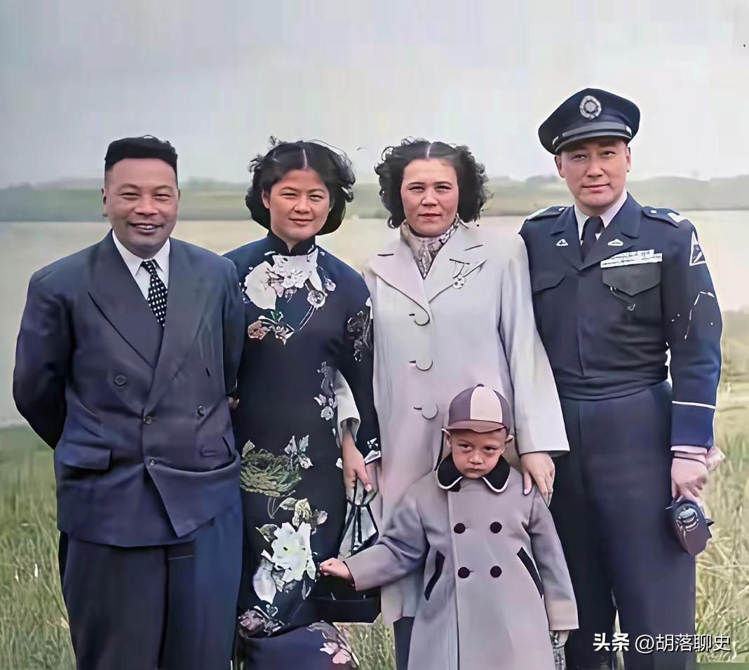 1949年蒋经国夫妇和蒋纬国夫妇在杭州西湖湖畔拍摄的一张照片！
图片中的小孩是蒋