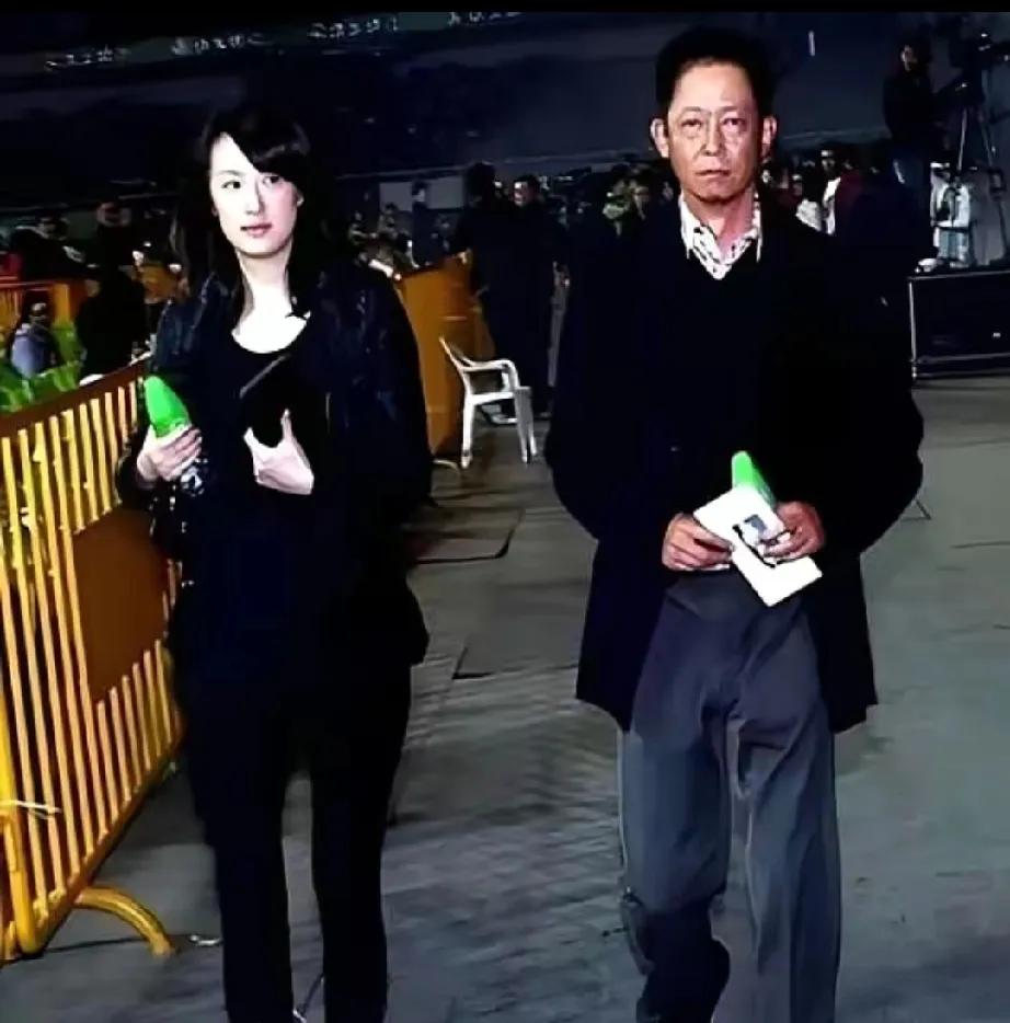 别再天真以为明星老婆只能靠脸啦！王志文的伴侣陈坚红，90年代可是顶尖模特，和胡兵