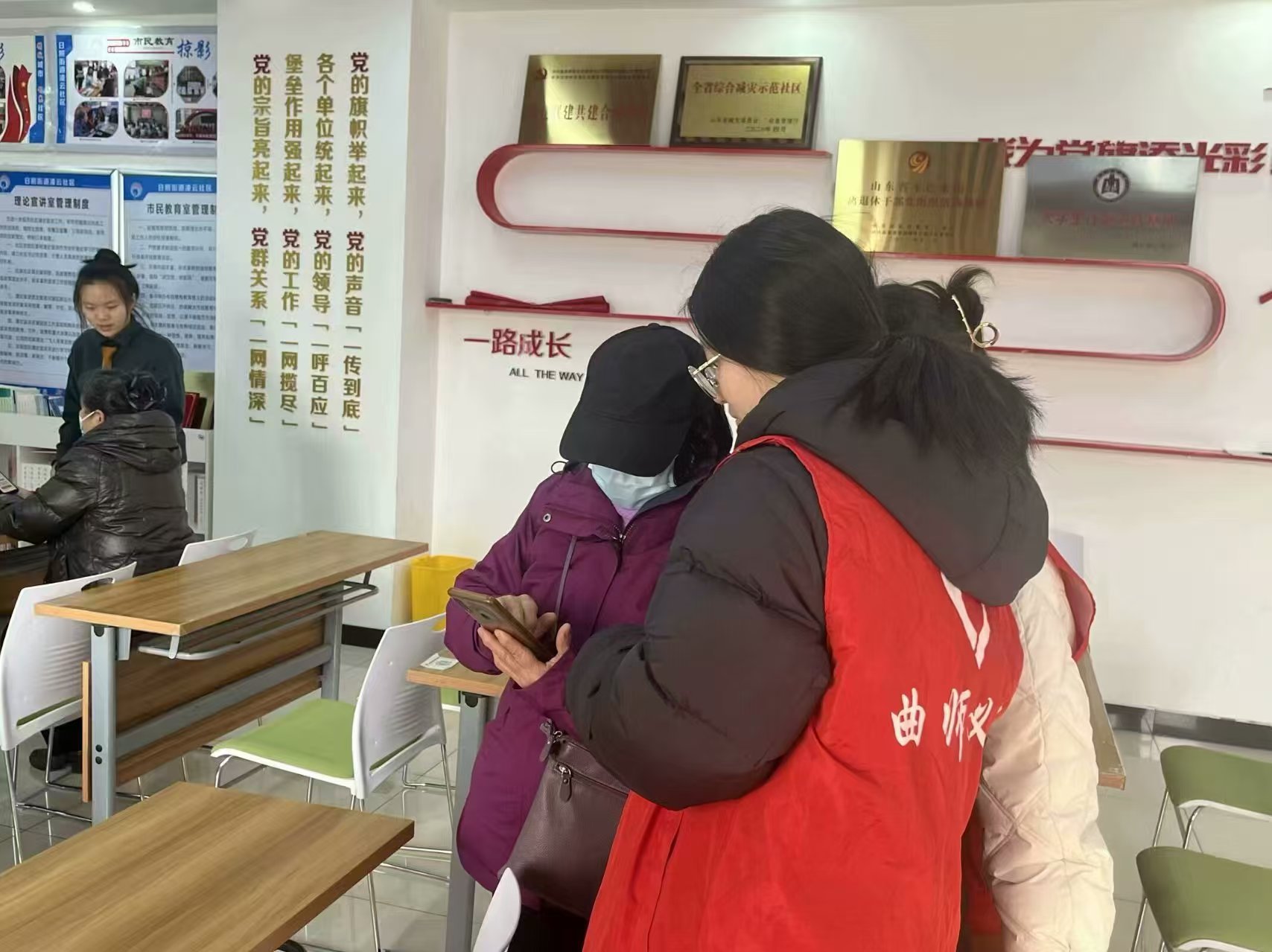 【指尖课堂开课:帮老人跨越数字鸿沟】在数字时代，智能手机给老人带来困扰。寒假期间