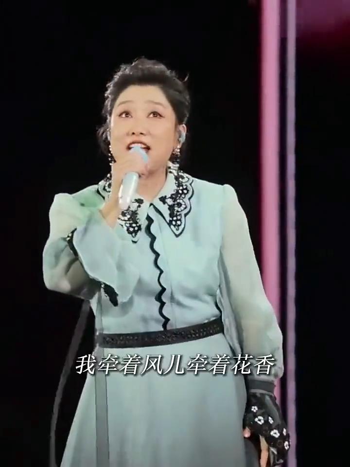 姑娘大声唱。
我牵着风儿，牵着花香，牵着光芒，牵着希望，牵着情歌，牵着梦想，走进